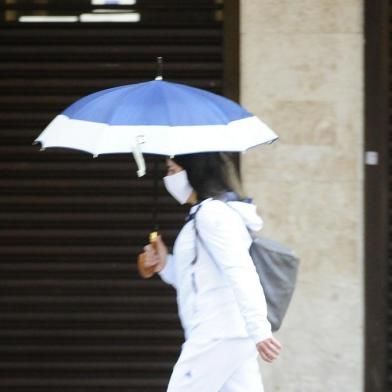  PORTO ALEGRE, RS, BRASIL,03/06/2020-Previsão do tempo: frio e chuva nesta manhã de Quarta Feira em Porto Alegre. Foto: Ronaldo Bernardi / Agencia RBS<!-- NICAID(14514041) -->