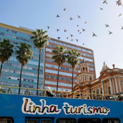  Porto Alegre - RS, 24.01.2018: Ãnibus da linha turismo passando em frente Paço Municipal, sede do executivo. Foto: Eduardo Beleske/PMPAIndexador: Eduardo Beleske/PMPA<!-- NICAID(14514147) -->