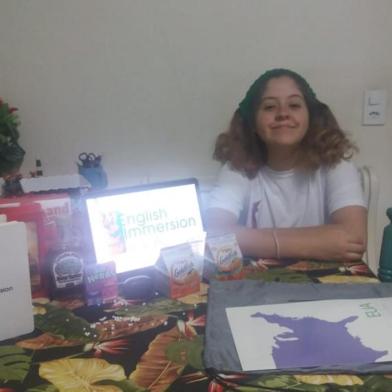 A estudante Vitória Régia Campos Krummenauer, 17 anos, foi semifinalista do programa Jovem Embaixador, que   garantiu sua participação no processo EIP, o Programa de Imersão na Cultura Inglesa, que originalmente iria acontecer em Brasília, onde  os jovens iriam conhecer a Embaixada dos Estados Unidos no Brasil pessoalmente e realizar várias outras atividades. <!-- NICAID(14514357) -->