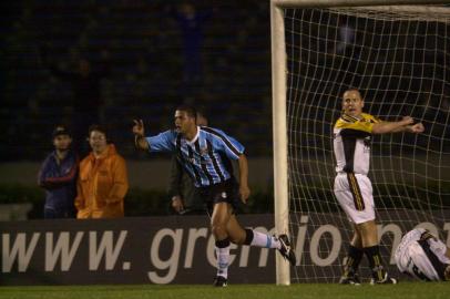 Grêmio 2 e Criciúma 0 pelo Campeonato Brasileiro 2004 no estádio Olímpico. Felipe Melo vibra após o gol.