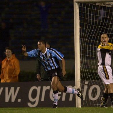 Grêmio 2 e Criciúma 0 pelo Campeonato Brasileiro 2004 no estádio Olímpico. Felipe Melo vibra após o gol.