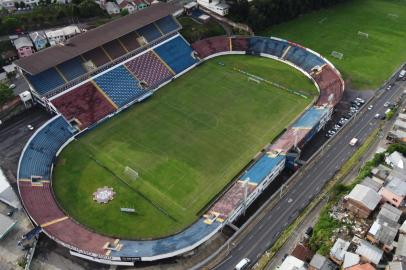 CAXIAS DO SUL, RS, BRASIL, 18/02/2020. Vista aérea do estádio Francisco Stédile, mais conhecido como Estádio Centenário. Ele serár palco do único jogo da final da Taça Cel. Ewaldo Poeta, primeiro turno do Campeonato Brasileiro. O confronto será SER Caxias x Grêmio, no próximo sábado (22/02).  (Porthus Junior/Agência RBS)<!-- NICAID(14423600) -->