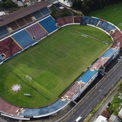 CAXIAS DO SUL, RS, BRASIL, 18/02/2020. Vista aérea do estádio Francisco Stédile, mais conhecido como Estádio Centenário. Ele serár palco do único jogo da final da Taça Cel. Ewaldo Poeta, primeiro turno do Campeonato Brasileiro. O confronto será SER Caxias x Grêmio, no próximo sábado (22/02).  (Porthus Junior/Agência RBS)<!-- NICAID(14423600) -->