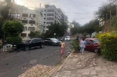 Uma BMW X1 e um Fiat Siena colidiram na esquina das ruas Miguel Couto e Dona Ondina, no bairro Menino Deus, em Porto Alegre na manhã desta quinta-feira (4). Apesar dos veículos terem ficado bastante danificados, não houve feridos graves.<!-- NICAID(14515007) -->