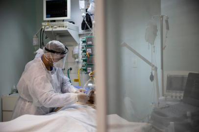  PORTO ALEGRE, RS, BRASIL - 29.05.2020 - Reportagem de Gaúcha ZH acompanhou algumas horas do trabalho dos profissionais da UTI para pacientes com covid do Grupo Hospitalar Nossa Senhora da Conceição. (Foto: Jefferson Botega/Agencia RBS)Indexador: Jefferson Botega<!-- NICAID(14512741) -->