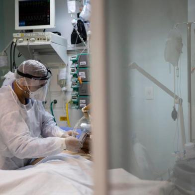  PORTO ALEGRE, RS, BRASIL - 29.05.2020 - Reportagem de Gaúcha ZH acompanhou algumas horas do trabalho dos profissionais da UTI para pacientes com covid do Grupo Hospitalar Nossa Senhora da Conceição. (Foto: Jefferson Botega/Agencia RBS)Indexador: Jefferson Botega<!-- NICAID(14512741) -->