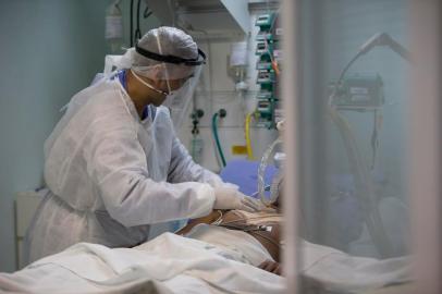  PORTO ALEGRE, RS, BRASIL - 29.05.2020 - Reportagem de Gaúcha ZH acompanhou algumas horas do trabalho dos profissionais da UTI para pacientes com covid do Grupo Hospitalar Nossa Senhora da Conceição. (Foto: Jefferson Botega/Agencia RBS)Indexador: Jeff Botega<!-- NICAID(14512763) -->