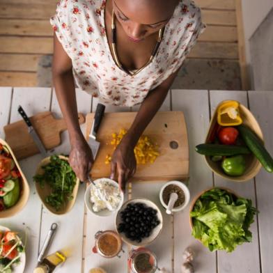  Young African Woman Cooking. Healthy Food - Vegetable Salad. Diet. Dieting Concept. Healthy Lifestyle. Cooking At Home. Prepare Food. Top View (Foto: Milles Studio / stock.adobe.com)Indexador: Kirill KedrinskiyFonte: 77821422<!-- NICAID(14282597) -->