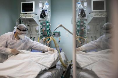  PORTO ALEGRE, RS, BRASIL - 29.05.2020 - Reportagem de Gaúcha ZH acompanhou algumas horas do trabalho dos profissionais da UTI para pacientes com covid do Grupo Hospitalar Nossa Senhora da Conceição. (Foto: Jefferson Botega/Agencia RBS)Indexador: Jefferson Botega<!-- NICAID(14512742) -->