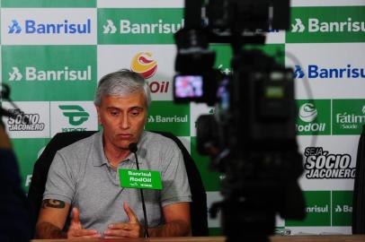  CAXIAS DO SUL, RS, BRASIL, 16/03/2020. Coletiva com Walter Dal Zotto Jr (D), presidente do Juventude e com Osvaldo Pioner (E), vice-presidente de futebol. Na coletiva, foi anunciada oficialmente a saída do técnico Marquinhos Santos do comando da equipe. (Porthus Junior/Agência RBS)<!-- NICAID(14453411) -->