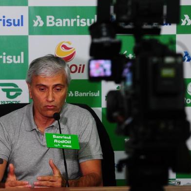  CAXIAS DO SUL, RS, BRASIL, 16/03/2020. Coletiva com Walter Dal Zotto Jr (D), presidente do Juventude e com Osvaldo Pioner (E), vice-presidente de futebol. Na coletiva, foi anunciada oficialmente a saída do técnico Marquinhos Santos do comando da equipe. (Porthus Junior/Agência RBS)<!-- NICAID(14453411) -->