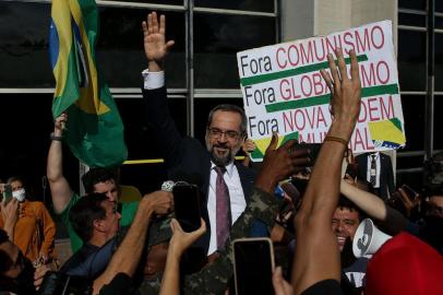 Ministro Abraham Weintraub (EducaÃ§Ã£o) deixa prÃ©dio da PF em BrasÃ­liaBRASÍLIA, DF, 04.06.2020 ¿ ABRAHAM-WEINTRAUB: O ministro da Educação, Abraham Weintraub, é saudado por apoiadores ao deixar o prédio sede da Polícia Federal, em Brasília (DF), onde prestou depoimento nesta quinta-feira (4). (Foto: Pedro Ladeira/Folhapress)Local: BRASÃ?LIA ;DF ;BRASIL<!-- NICAID(14515415) -->