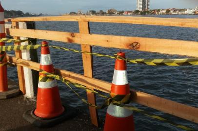 Mureta de proteção de ponte em Tramandaí cai após pescador se apoiar na estrutura<!-- NICAID(14515627) -->