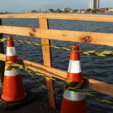 Mureta de proteção de ponte em Tramandaí cai após pescador se apoiar na estrutura<!-- NICAID(14515627) -->