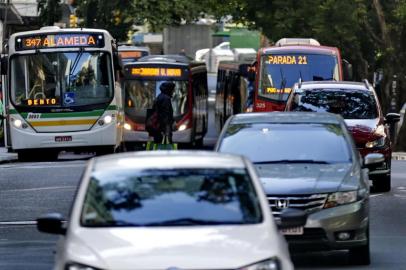  PORTO ALEGRE - BRASIL - Movimento no centro de Porto Alegre (FOTO: LAURO ALVES/AGENCIARBS)<!-- NICAID(14477538) -->