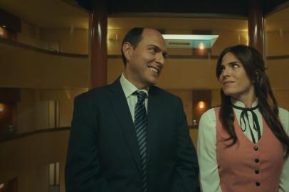 Sergio Jadue (Andrés Parra) ao lado de Rosario (Karla Souza)