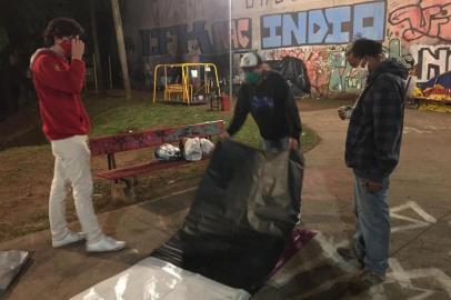  PORTO ALEGRE, RS, BRASIL, 05/06/2020- Moradores de rua ganham sacos de dormir impermeáveis, feitos com lona de banners descartados, na Capital. Na foto a direita com a mão enfaixada- Stefan Berté, 38 anos Foto: Eduardo Paganella / Agencia RBS<!-- NICAID(14515886) -->