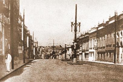  Início da Avenida Independência, ainda com o canteiro central. Destaca-se à direita o conjunto de casas da Santa Casa. (1931).<!-- NICAID(14515173) -->