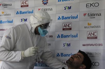 Vitor Soccol/Dinâmica Conteúdo Profissionais do Caxias são testados para covid-19 no Estádio Centenário. Na Foto, técnico Lacerda<!-- NICAID(14515941) -->