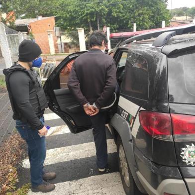 A Polícia Civil prendeu, na manhã desta sexta-feira (5), o quarto integrante da quadrilha que roubou 15 caminhonetes zero-quilômetro de uma transportadora de Gravataí, na Região Metropolitana. O homem detido tem 46 anos e foi encontrado em casa, em Novo Hamburgo, no Vale do Sinos. Ele não teve o nome divulgado.<!-- NICAID(14515964) -->