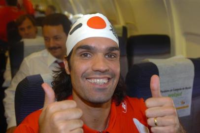 *** Ricardo Duarte - Chegada Inter 1 ***Internacional chega ao Estado após a conquista do título de campeão mundial no Japão, numa vitória inesquecível sobre o Barcelona. O time desembarcou na base aérea de Canoas e seguiu em dois caminhões do Corpo de Bombeiros até o estádio Beira Rio, em Porto Alegre, sempre acompanhado de centenas de torcedores.Na foto, Fernandão, o capitão do título, no vôo de São Paulo para Porto Alegre.CRÉDITO: Ricardo Duarte, Agência RBS