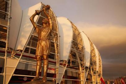  PORTO ALEGRE,RS, BRASIL: 17/12/2014 - Inter inaugura a estátua do eterno ídolo colorado Fernandão, no estádio Beira-Rio.  (FOTO: ADRIANA FRANCIOSI/AGÊNCIA RBS)