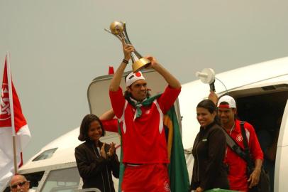 *** Júlio Cordeiro > Chegada Inter 1 ***Internacional chega ao Estado após a conquista do título de campeão mundial no Japão, numa vitória inesquecível sobre o Barcelona. O time desembarcou na base aérea de Canoas e seguiu em dois caminhões do Corpo de Bombeiros até o estádio Beira Rio, em Porto Alegre, sempre acompanhado de centenas de torcedores.Fernandão erguendo a taça de campeão do mundo