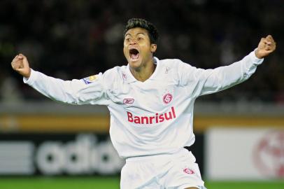 72812876Brazils Internacional midfielder Adriano reacts as he celebrates his winning goal after scoring against Spains FC Barcelona during the second half of the final match of the FIFA Club World Cup in Yokohama, suburban Tokyo, 17 December 2006. Internacional defeated Spains FC Barcelona 1-0 and clinched the title.     AFP PHOTO / KAZUHIRO NOGI (Photo by KAZUHIRO NOGI / AFP)Editoria: SPOLocal: YokohamaIndexador: KAZUHIRO NOGISecao: soccerFonte: AFP