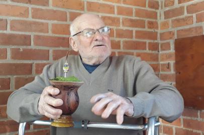 Anastácio De Déa, ex-combatente da Segunda Guerra Mundial, morador de Nova Roma do Sul, que faleceu domingo, dia 31, aos 97 anos.<!-- NICAID(14516474) -->