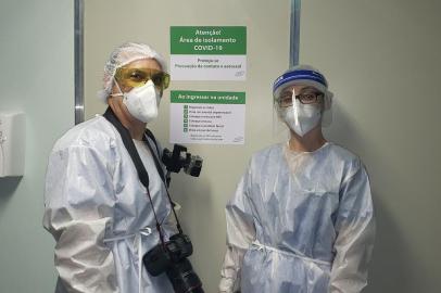 Repórter Larissa Roso e fotógrafo Jefferson Botega na entrada da área exclusiva para tratamento de pacientes com covid-19 do Centro de Tratamento Intensivo do Hospital Nossa Senhora da Conceição, em Porto Alegre.<!-- NICAID(14515878) -->