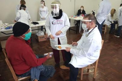 Membros da ONG Médicos de Rua realizaram ação junto aos moradores de rua acolhidos pela prefeitura na sede do antigo CAPS Reviver. O atendimento é realizado uma vez por mês, desde o início da pandemia de Covid-19.<!-- NICAID(14517012) -->