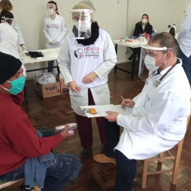 Membros da ONG Médicos de Rua realizaram ação junto aos moradores de rua acolhidos pela prefeitura na sede do antigo CAPS Reviver. O atendimento é realizado uma vez por mês, desde o início da pandemia de Covid-19.<!-- NICAID(14517012) -->