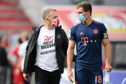  Bayern Munichs German head coach Hans-Dieter Flick (L) wears a Tshirt with a message reading Red against racism Blacklivesmatter in solidarity with protests raging across the US over the death of George Floyd as he walks with Bayern Munichs German midfielder Leon Goretzka after the German first division Bundesliga football match Bayer 04 Leverkusen v FC Bayern Munich on June 6, 2020 in Leverkusen, western Germany. - The death during the arrest of George Floyd, an unarmed black man in the US state of Minnesota, has brought tens of thousands out onto the streets during a pandemic that is ebbing in Asia and Europe, but spreading in other parts of the world. (Photo by Matthias Hangst / POOL / AFP) / DFL REGULATIONS PROHIBIT ANY USE OF PHOTOGRAPHS AS IMAGE SEQUENCES AND/OR QUASI-VIDEOEditoria: SPOLocal: LeverkusenIndexador: MATTHIAS HANGSTSecao: soccerFonte: POOLFotógrafo: STR<!-- NICAID(14517072) -->