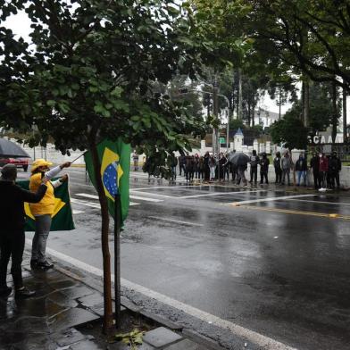  CAXIAS DO SUL, RS, BRASIL (07/06/2020)Protesto de apoiadores de Bolsonaro e antifacistas na frente do 3º Grupo de Artilharia Antiaérea em Caxias do Sul. (Antonio Valiente/Agência RBS)<!-- NICAID(14517167) -->