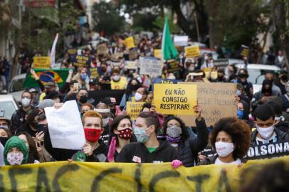  PORTO ALEGRE, RS, BRASIL, 07/06/2020- Protesto antifascista realizado no Centro de Porto Alegre. Fotos: Isadora Neumann / Agencia RBSIndexador: ISADORA NEUMANN<!-- NICAID(14517251) -->