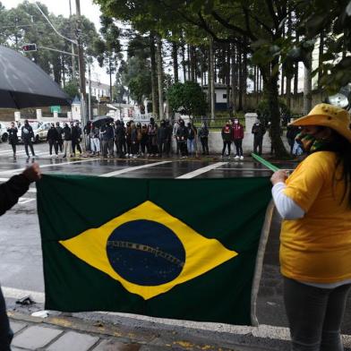  CAXIAS DO SUL, RS, BRASIL (07/06/2020)Protesto de apoiadores de Bolsonaro e antifacistas na frente do 3º Grupo de Artilharia Antiaérea em Caxias do Sul. (Antonio Valiente/Agência RBS)<!-- NICAID(14517172) -->