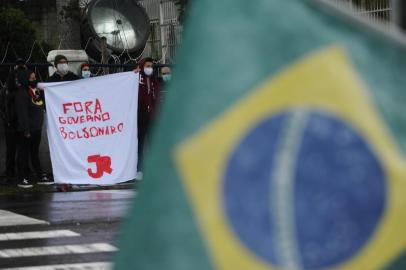  CAXIAS DO SUL, RS, BRASIL (07/06/2020)Protesto de apoiadores de Bolsonaro e antifacistas na frente do 3º Grupo de Artilharia Antiaérea em Caxias do Sul. (Antonio Valiente/Agência RBS)<!-- NICAID(14517175) -->