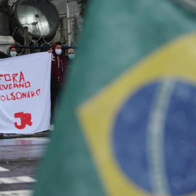  CAXIAS DO SUL, RS, BRASIL (07/06/2020)Protesto de apoiadores de Bolsonaro e antifacistas na frente do 3º Grupo de Artilharia Antiaérea em Caxias do Sul. (Antonio Valiente/Agência RBS)<!-- NICAID(14517175) -->