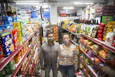  PORTO ALEGRE, RS, BRASIL - Mudanças de hábitos em mercadinhos de periferia. Nas imagens o Minimercado Ramalho, no bairro Cristal. Na imagem: os proprietários Ramalho Santos, 58 anos e Thayrine Knoll, 30 anos. (Foto: Jefferson Botega/Agencia RBS)Indexador: Jefferson Botega