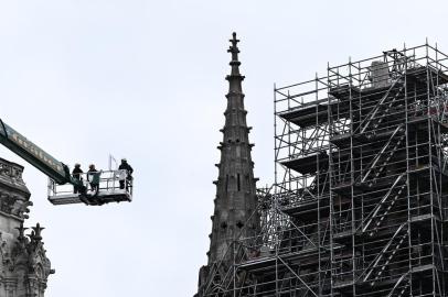  Workers take part in the dismantling operation of the scaffolding at the Notre-Dame Cathedral in Paris on June 8, 2020 that was damaged in the April 15, 2019 blaze. (Photo by Philippe LOPEZ / AFP)Editoria: ACELocal: ParisIndexador: PHILIPPE LOPEZSecao: monument and heritage siteFonte: AFPFotógrafo: STF<!-- NICAID(14517472) -->