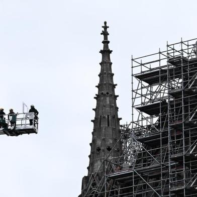  Workers take part in the dismantling operation of the scaffolding at the Notre-Dame Cathedral in Paris on June 8, 2020 that was damaged in the April 15, 2019 blaze. (Photo by Philippe LOPEZ / AFP)Editoria: ACELocal: ParisIndexador: PHILIPPE LOPEZSecao: monument and heritage siteFonte: AFPFotógrafo: STF<!-- NICAID(14517472) -->