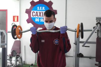 Caxias voltou aos treinos após 85 dias sem atividades. Trabalhos recomeçam com grupos reduzidos. Na Foto, meia Diogo Oliveira.<!-- NICAID(14517537) -->