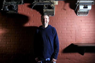  PORTO ALEGRE, RS, BRASIL - 14/05/2017 : Retrato do escritor Celso Gutfreind (no bar Dirty Old Man), que está lançando seu novo livro de poesia. (FOTO: BRUNO ALENCASTRO/AGÊNCIA RBS)Indexador: Bruno Alencastro