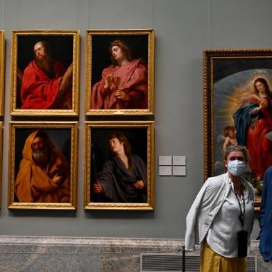  People visit The Prado Museum in Madrid, on June 6, 2020 as lockdown measures are eased during the novel coronavirus COVID-19 pandemic. - Museums are reopening in the Spanish capital with new security measures in place after a three-month closure due to the coronavirus health crisis. (Photo by Gabriel BOUYS / AFP) / RESTRICTED TO EDITORIAL USE - TO ILLUSTRATE THE EVENT AS SPECIFIED IN THE CAPTIONEditoria: LIFLocal: MadridIndexador: GABRIEL BOUYSSecao: library and museumFonte: AFPFotógrafo: STF<!-- NICAID(14517161) -->