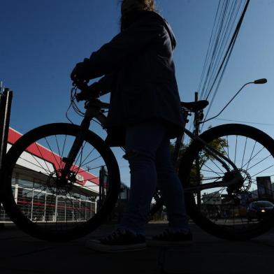  CAXIAS DO SUL, RS, BRASIL (08/06/2020)Bicicletas estão se tornando tendência em tempos de pandemia.  Maruska usa a bicicleta todos os dias para trabalhar, evitando também as aglomerações de transporte público.  (Antonio Valiente/Agência RBS)<!-- NICAID(14517700) -->