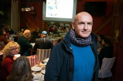  PORTO ALEGRE, RS, BRASIL, 11-07-2015. Beto Conte. O fotógrafo Dudu Carneiro apresenta as belezas naturais da Islândia em vento da STB Trip &Travel na pizzaria Bazkaria. .(Foto Andréa Graiz/Agência RBS, Rede Social).Indexador: Andrea Graiz<!-- NICAID(13644353) -->