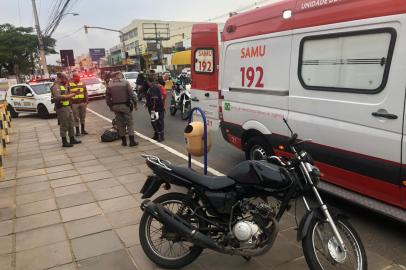 A passageira de uma moto ficou ferida após atropelar um cachorro na avenida Protásio Alves, bairro Alto Petrópolis, em Porto Alegre na manhã desta terça-feira (9). O cão atingido acabou morrendo. O motociclista e a esposa deslocavam para o centro quando o cachorro saiu da rua Conde da Figueira e acabou atingido. A moto tombou e a mulher ainda bateu em um hidrante junto àcalçada. 