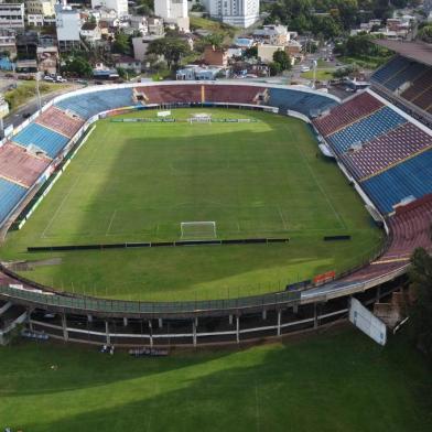 CAXIAS DO SUL, RS, BRASIL, 18/02/2020. Vista aérea do estádio Francisco Stédile, mais conhecido como Estádio Centenário. Ele serár palco do único jogo da final da Taça Cel. Ewaldo Poeta, primeiro turno do Campeonato Brasileiro. O confronto será SER Caxias x Grêmio, no próximo sábado (22/02).  (Porthus Junior/Agência RBS)<!-- NICAID(14423594) -->