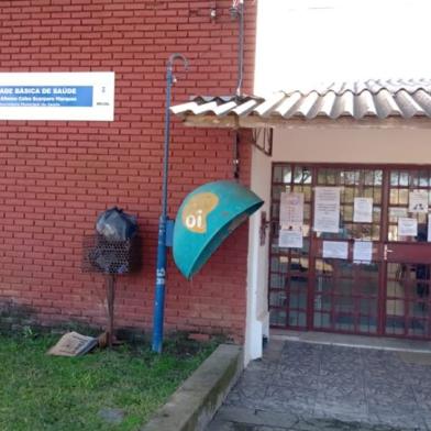 Um posto de atendimento da Estratégia da Saúde da Família de Caçapava do Sul, que fica no Bairro Floresta, foi fechado temporariamente por precaução após um médico que atende no local testar positivo para o coronavírus. O prédio passará por uma desinfecção na sexta-feira (12) e poderá reabrir na segunda-feira (15). 