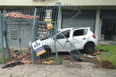 Dois homens foram presos após uma série de assaltos no final da manhã desta terça-feira (9) em Porto Alegre. Os criminosos estavam em um Renault Sandero que circulou pelo bairro Teresópolis.O motorista perdeu o controle do veículo na Rua Otávio de Souza e entrou no pátio de um condomínio. <!-- NICAID(14518456) -->